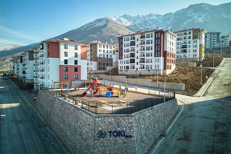 Deprem konutlarının yüzde 45'i hak sahiplerine teslim edildi