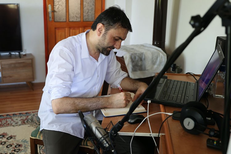 Köyünde kurduğu mini "stüdyoda" şarkı sözü yazıp seslendiriyor