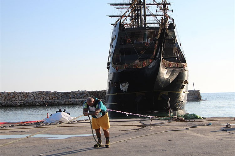 Avusturyalı sporcu Alanya'da 1300 ton ağırlığındaki tekneyi çekti