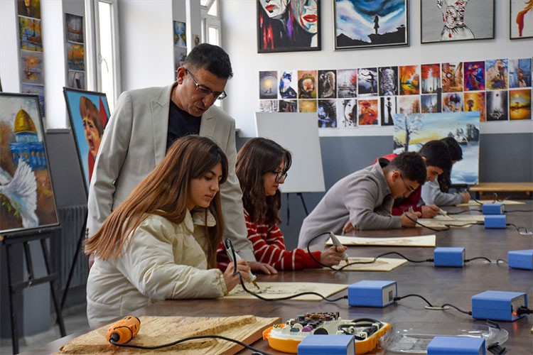 Vanlı öğrenciler ahşabı yakarak sanata dönüştürüyor