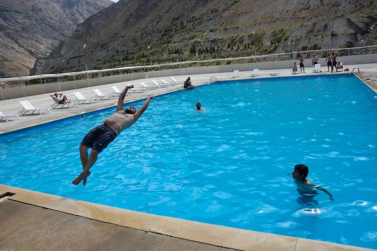 Hakkari'de sıcaktan bunalan vatandaşlar havuzda serinliyor