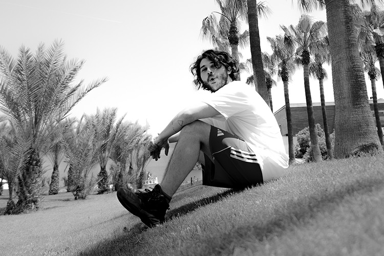 Yaşlı Amca'nın yıldızı Artun'un ilk solo single'ı Radikal yayında!