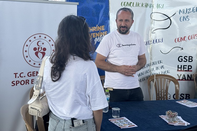 Üniversite kazanan öğrenciler otogarda karşıladı