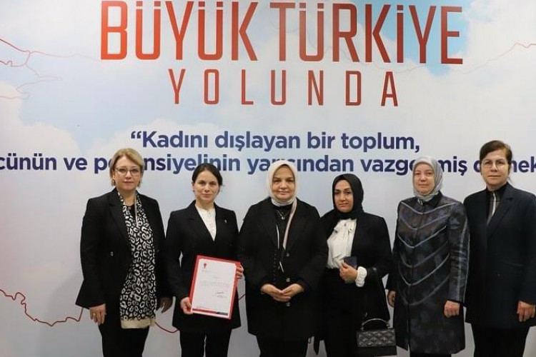 DİLOVASI'NDA BAŞKANLIĞA AYŞE AK ATANDI