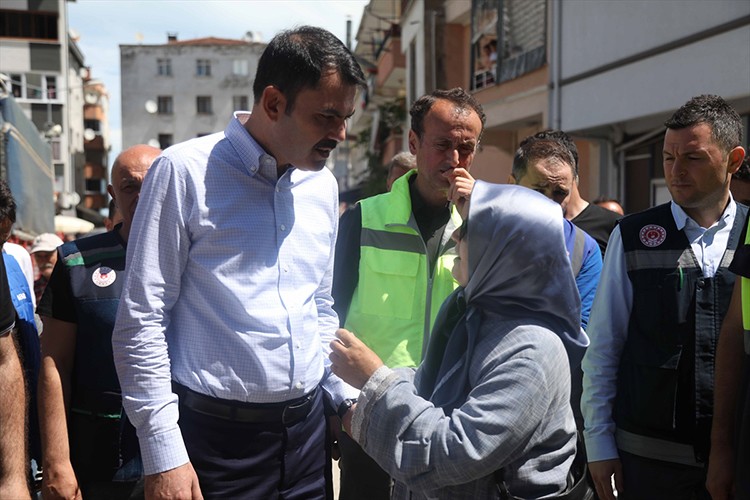 Bakan Kurum, Kastamonu'da selden etkilenen bölgelerde incelemede bulundu
