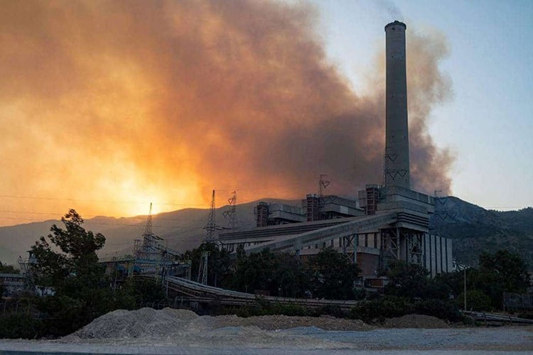 Kemerköy Termik Santrali'ne sıçrayan yangın söndürüldü