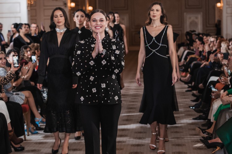 KATERİNA EKŞİOĞLU'NDAN ENGELLİ BİREYLERE DESTEK DEFİLESİ