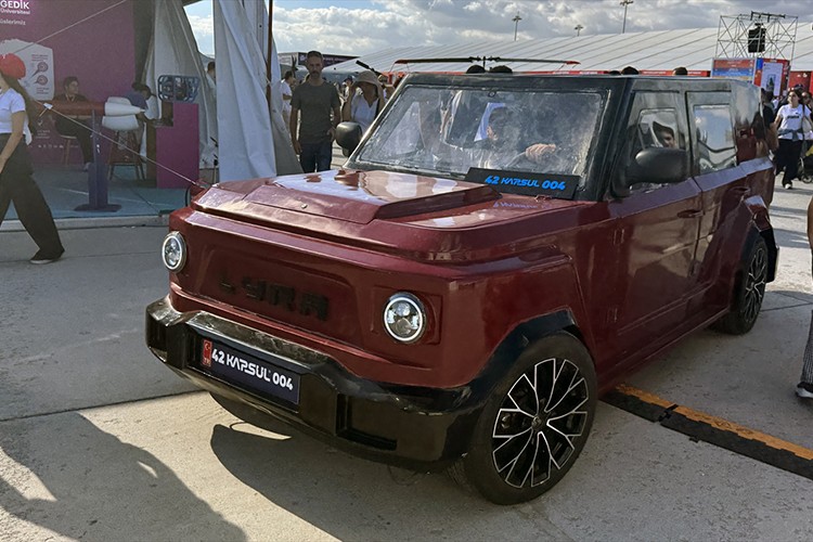 Öğrencilerin geliştirdiği elektrikli araç Lyra, TEKNOFEST'te sergileniyor