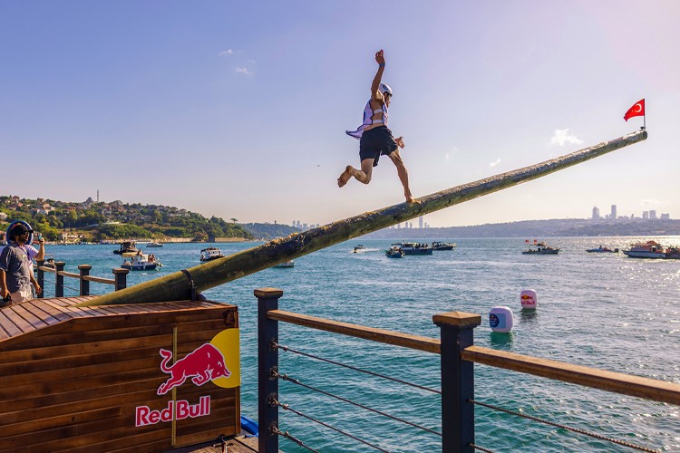Red Bull Yağlı Direk Coşkusu Beykoz'da Yaşandı