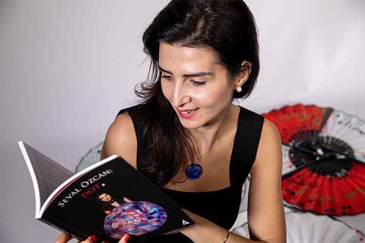 Seval Özcan'a imza gününde yoğun ilgi