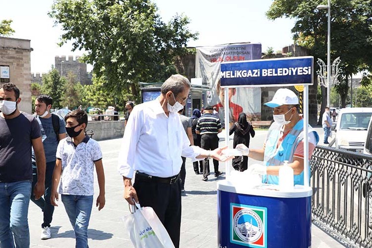 Stantlarda maske dağıtılıyor