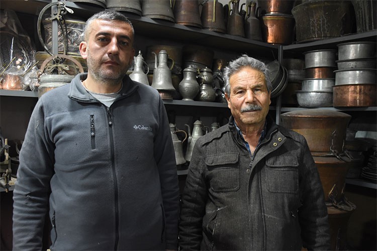 Kalaycı Yusuf usta mesleğini vefat eden ortağının oğluna öğretiyor