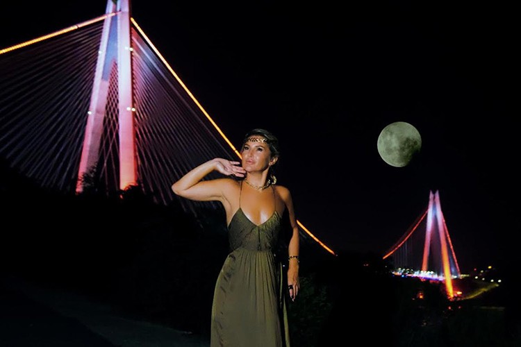 Gözde Sucu'dan "Konuşuyorlar" şarkısının klibi yayınlandı