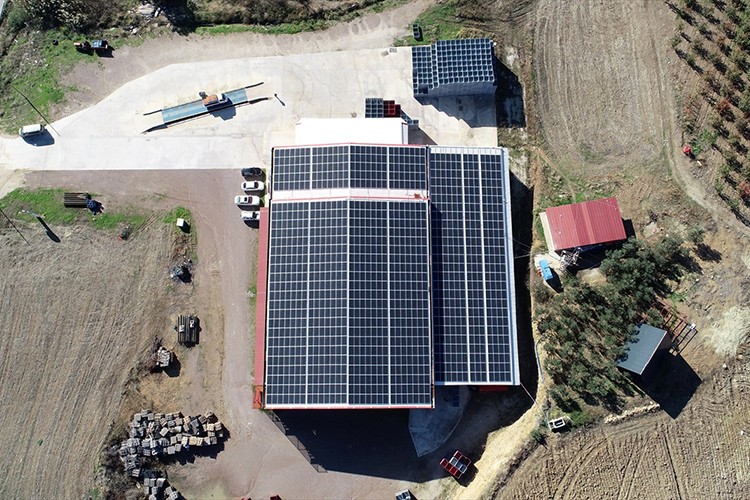 Enerjisini çatısındaki 1110 güneş panelinden alıyor