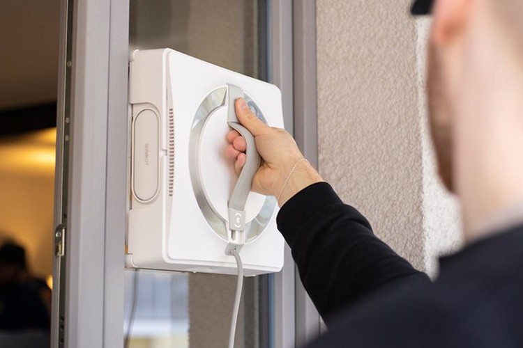 Yeni ürünü WINBOT W2 OMNI'yi görücüye çıkardı