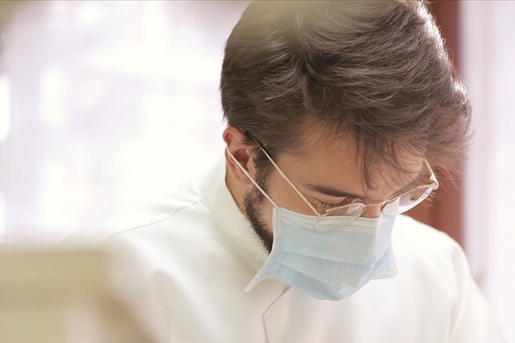 İspanya'daki hastanelere maske zorunluluğu getirildi