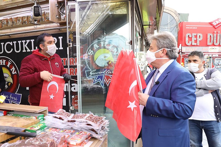 Başkan bayrak dağıttı