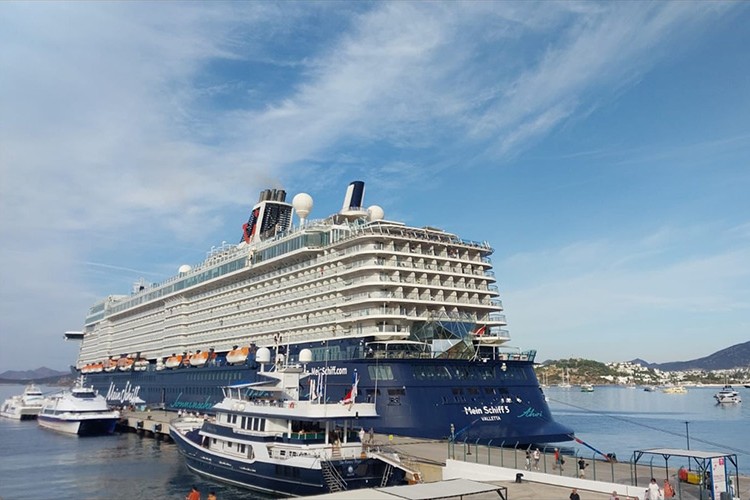 "Mein Schiff 5" kruvaziyeri Bodrum Limanı'na demirledi