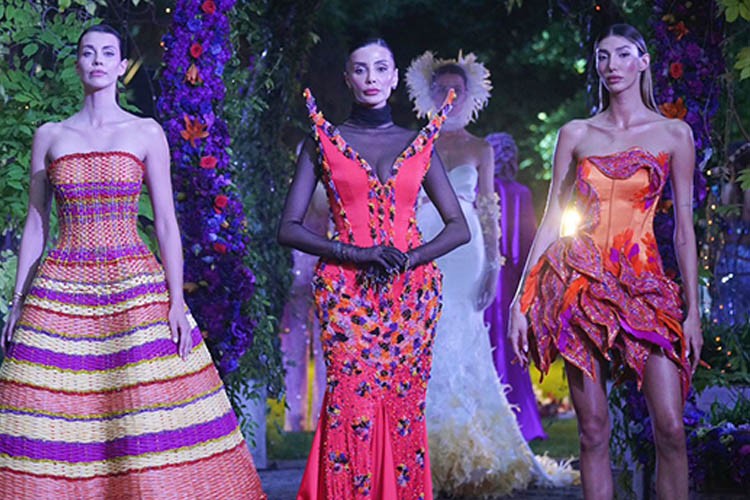 Murat Acar'dan tarihi köşkün bahçesinde defile