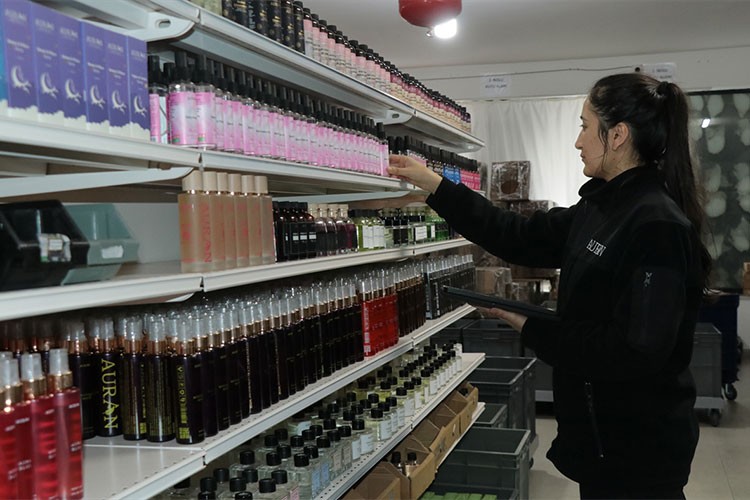 Ürettiği kozmetik ürünleri yurt dışına gönderiyor