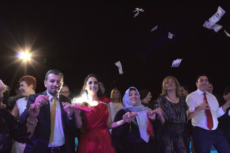 Dolarlar havada uçuştu