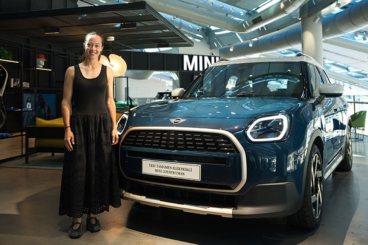 Zeynep Sönmez'in başarı yolculuğuna eşlik ediyor