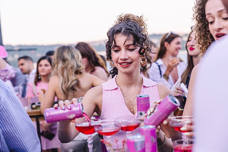Yazın Enerjisi Red Bull Pink Edition ile İstanbul'a Taşındı
