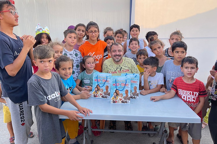 Depremzede çocukları "Molly ile Tomy" mutlu etti