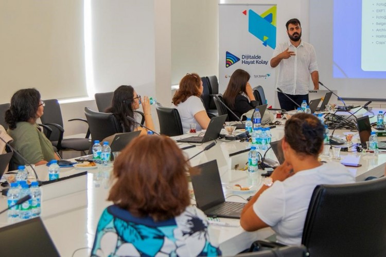 'Dijitalde Hayat Kolay' projesi yeni döneminde de kadınları dijital dünyaya hazırlıyor