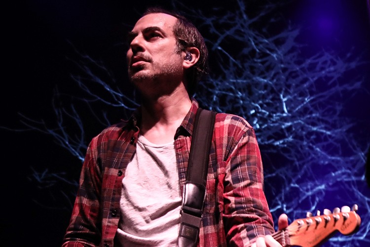 130 kişilik dev sahne