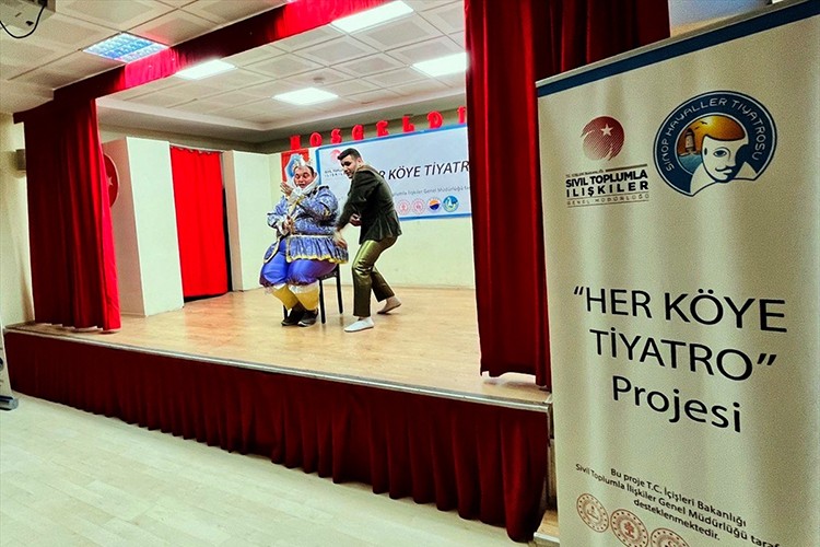 Sinop'ta 5 bin çocuk tiyatroyla buluşturuldu