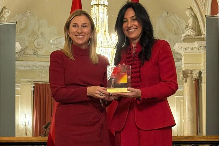 Ebru Özdemir'e İspanya'dan 'Mesleki Liyakat Ödülü'