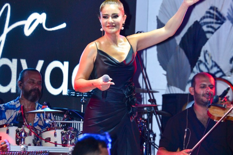 Üzüm Kızı Derya Bedavacı'yı ağırladı