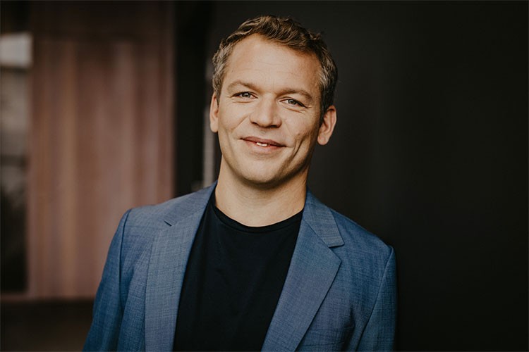 "Yapay zeka iş ve toplumun tüm yönlerine derinlemesine entegre oldu"