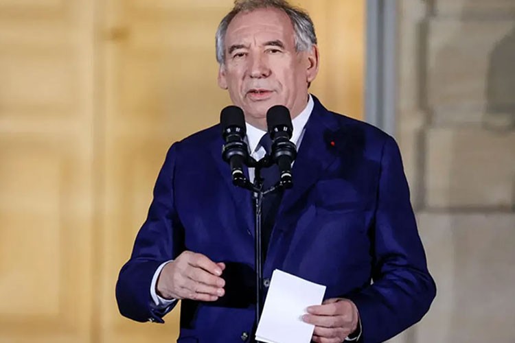 Siyasi kriz Fransa'yı ekonomik çıkmaza sürüklüyor