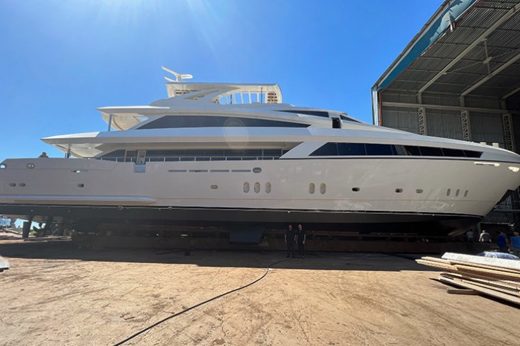 Muhteşem süper yat denize indirildi