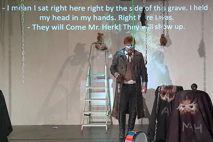 "Mezarcı" oyunu Almanya'yı fethetti