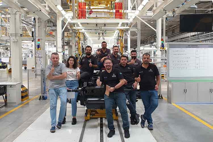 Çin'de ürettiği Actros'ta Mercedes-Benz Türk imzası