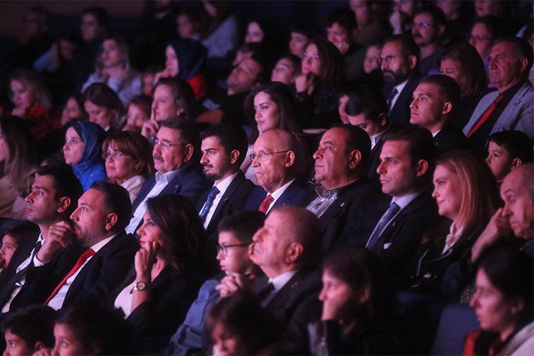 Siyasi partileri aynı salonda toplayan film