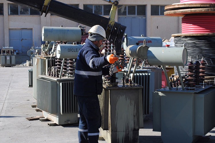 6 ilde 11 ayda 765 trafo ve 51 panonun yandığını açıkladı