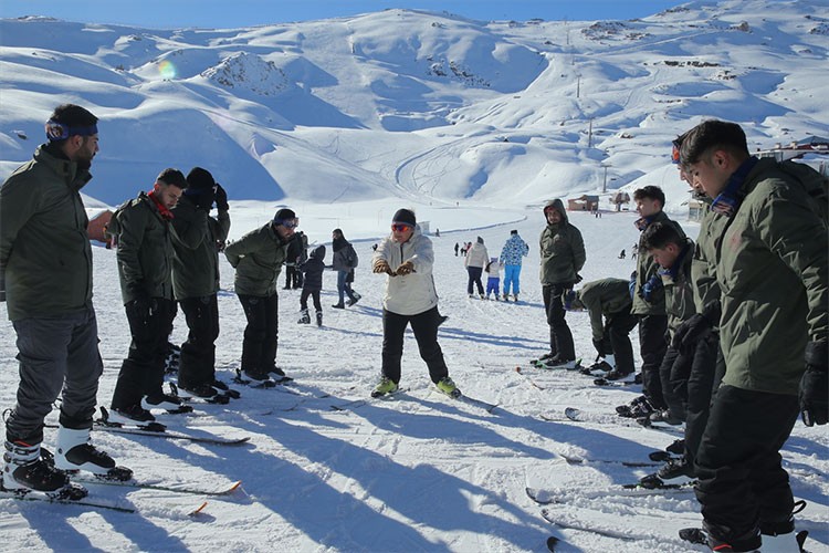 Kadın antrenör, Hakkari'de geleceğin kayakçılarını yetiştiriyor