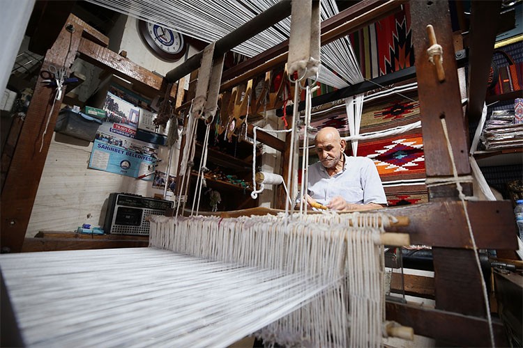 86 yaşındaki Yaşar usta, kilim tezgahından vazgeçmiyor
