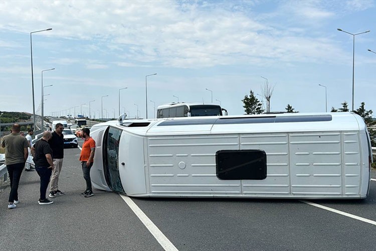 Devrilen minibüs trafiği olumsuz etkiledi