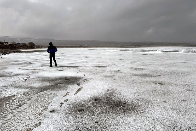 Ardahan'da Aktaş Gölü'nün yüzeyi kısmen buz tuttu