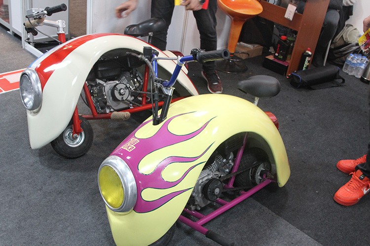 Ev atölyede motorsiklet ürettiler