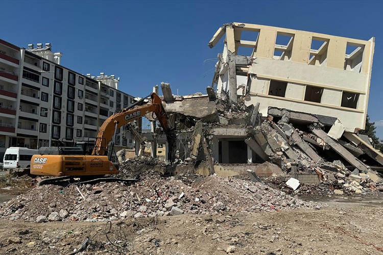 Kahramanmaraş'ta ağır hasarlı binaların yıkımı sürüyor