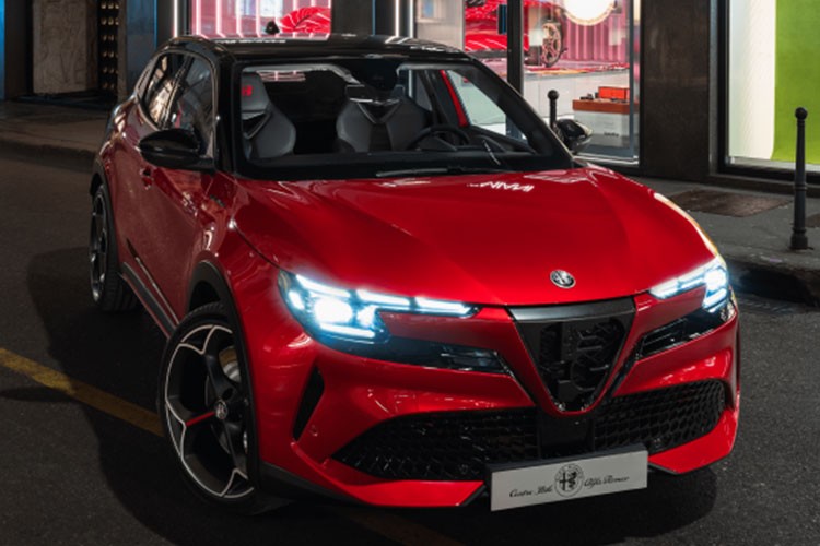 Alfa Romeo JUNIOR  2024 Milano Tasarım Haftası'nda Sahne Alıyor