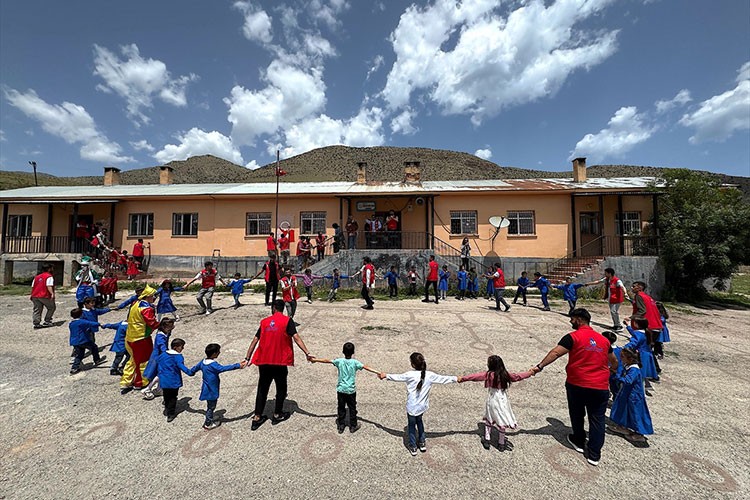 Van'a gelen gençler, çocukların gönlüne dokundu