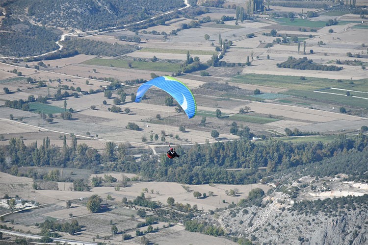 101 paraşütçü "Cumhuriyet'in 101'inci yıl dönümü" için uçtu