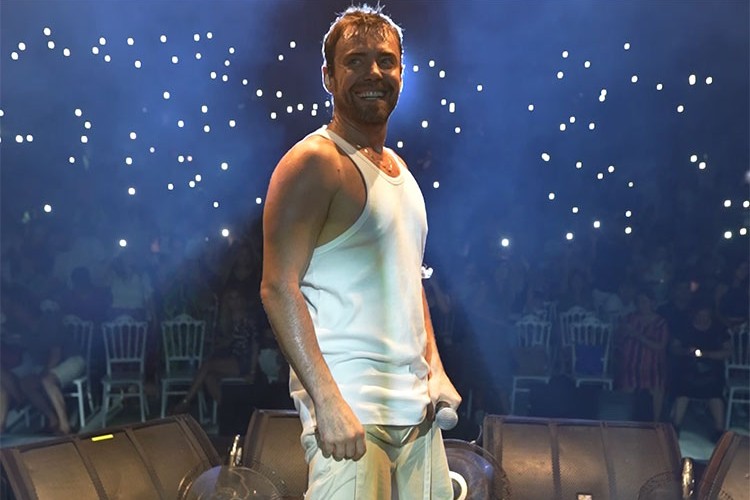 Sıcağa rağmen konserde coşturdu